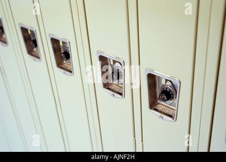 Schule Schließfächer mit Schlössern Stockfoto