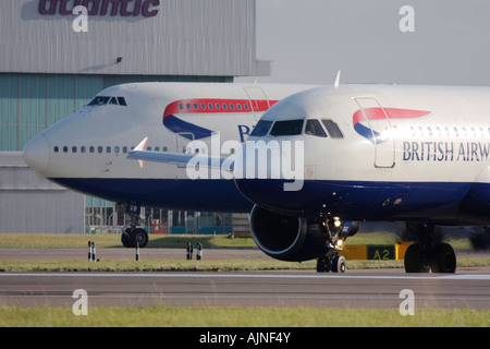 British Airways Airbus A320 und Boeing 747 Rollen für Abflug am Flughafen London Heathrow, Vereinigtes Königreich Stockfoto