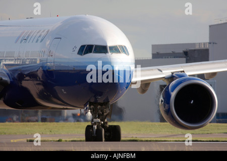 United Airlines Boeing 777 Rollen für Abflug am Flughafen London Heathrow, Vereinigtes Königreich Stockfoto