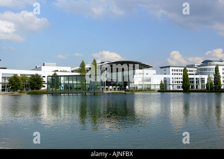 Bau- und wichtigsten Eingang Eintrag Zugang mit einer Wasser-Becken von th neue Messe München Riem Bayern Deutschland Europa Stockfoto