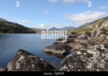 Blick vom Capel Curig Snowdon Llnnau Mymbyr See im Vordergrund Stockfoto