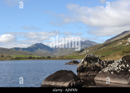 Blick vom Capel Curig Snowdon Llnnau Mymbyr See im Vordergrund Stockfoto