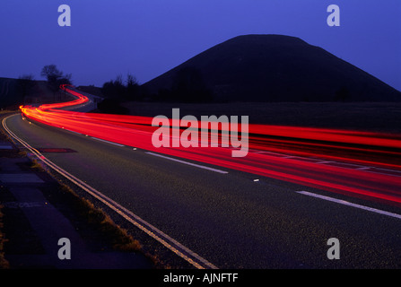 Leichte Wanderwege führen in die ferne Vergangenheit Silbury Hill in der Nähe von Avebury in Wiltshire county England UK Stockfoto