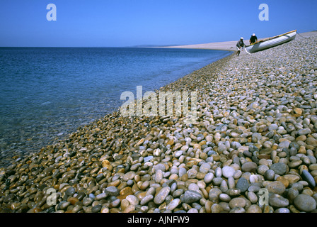 Kleines Fischerboot auf Chesil Beach in der Nähe von Portland in Dorset county England UK Stockfoto