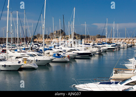 Elizabeth Marina und Schloss, St. Helier, Jersey, Kanalinseln, Großbritannien Stockfoto