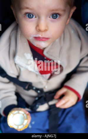 Ein kleiner Junge isst seine Eis Stockfoto