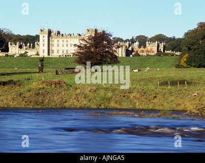 FLOORS CASTLE aus dem Fluss TWEED Kelso Scottish grenzt an Schottland, Vereinigtes Königreich Stockfoto