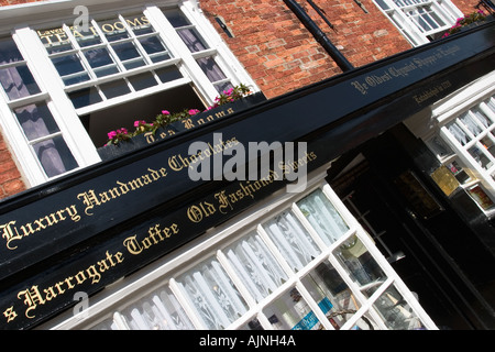 Ihr älteste Apotheke Shoppe in England und Lavendel Tee Zimmer in Knaresborough North Yorkshire UK Stockfoto