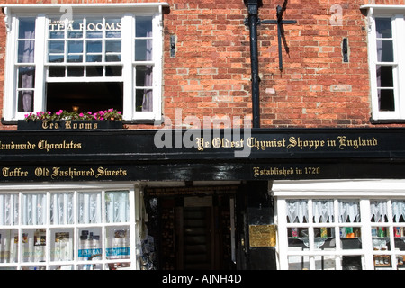 Ihr älteste Apotheke Shoppe in England und Lavendel Tee Zimmer in Knaresborough North Yorkshire UK Stockfoto