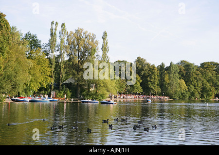 Lake Kleinhesseloher See im englischen Garten München, Bayern, Deutschland Stockfoto