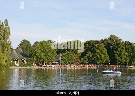 Lake Kleinhesseloher See im englischen Garten München, Bayern, Deutschland Stockfoto