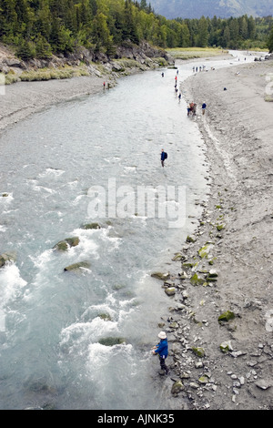 Fischer drängen Vogel Bachufer südlich von Anchorage Alaska Lachs Angeln in der Saison Stockfoto