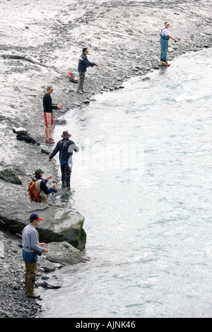 Fischer drängen Vogel Bachufer südlich von Anchorage Alaska Lachs Angeln in der Saison Stockfoto