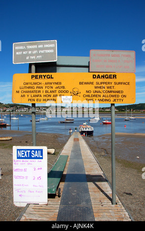 Steg / Slipanlage mit Warnung unterschreibt bei Conwy, Nordwales Stockfoto