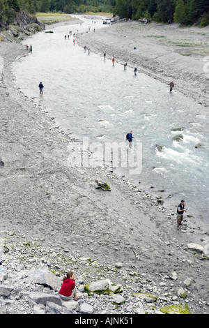 Fischer drängen Vogel Bachufer südlich von Anchorage Alaska Lachs Angeln in der Saison Stockfoto