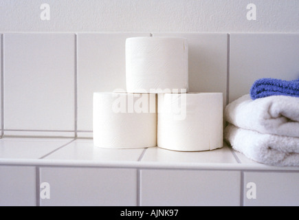 Toilettenpapier im Badezimmer gestapelt Stockfoto