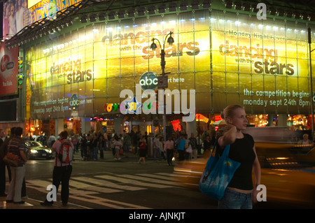 Touristen posieren für Fotos außerhalb der riesigen Toys R Us Flagship-Store am Times Square in New York City Stockfoto