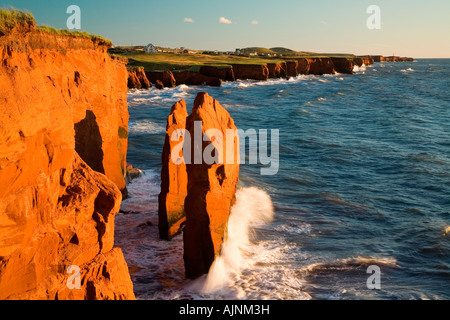 Sandstein-Klippen bei La Belle Anse, Magdalen Inseln, Quebec, Kanada Stockfoto