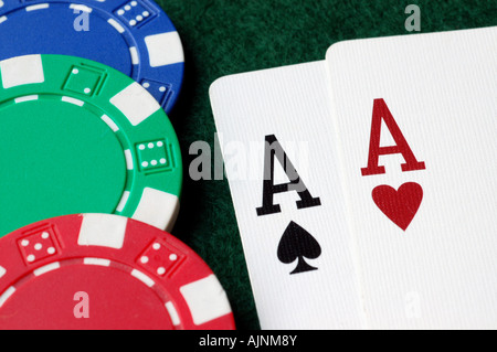 Poker-Chips und ein paar Asse Stockfoto