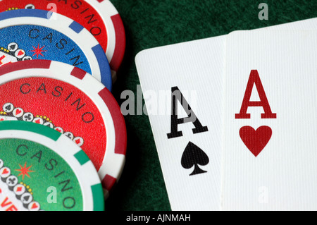 Poker-Chips und ein paar Asse Stockfoto