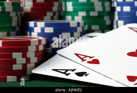 Pokerchips und Spielkarten in ein Casino-Ambiente Stockfoto