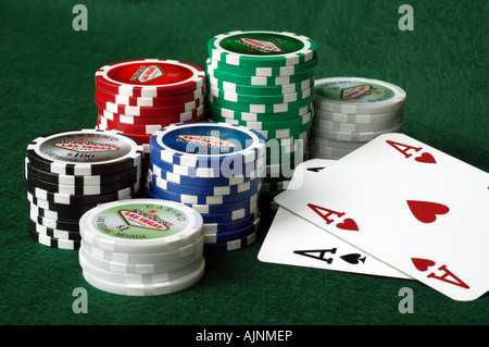 Pokerchips und Spielkarten in ein Casino-Ambiente Stockfoto