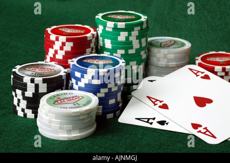 Pokerchips und Spielkarten Stockfoto