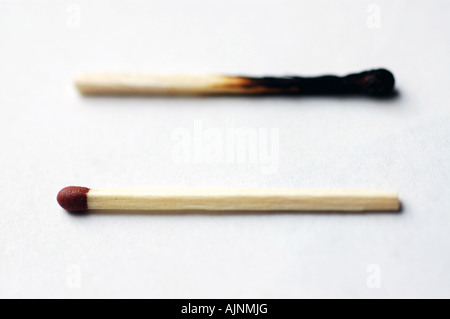 Nahaufnahme Bild zwei Match-Sticks - eine neue, verbrannte man Stockfoto
