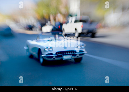 Klassische Corvette fahren Genesee Street in Skaneateles in der Finger Lakes Region des Staates New York Stockfoto