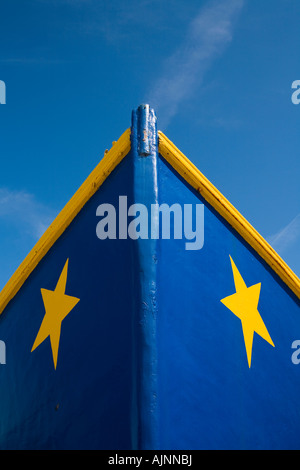 Bogen des Angelboot/Fischerboot mit dem gelben Stern und blauem Hintergrundabschnitt der Acadian Flagge gemalt. Stockfoto