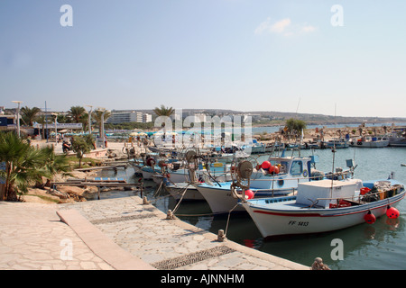 Ein Überblick über einige Boote vertäut im Hafen von Ayia Napa in Zypern Stockfoto