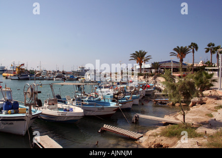 Ein Überblick über einige Boote vertäut im Hafen von Ayia Napa in Zypern Stockfoto