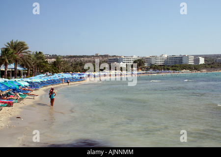 Einen Überblick über das Resort von Ayia Napa auf Zypern. Hier sehen Sie einige Leute am Strand. Stockfoto