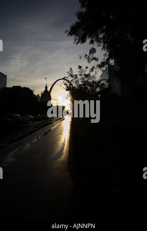 Der Gateway Arch in St. Louis, MO dramatische Beleuchtung, Anzeigen in den Osten, Licht des frühen Morgens.  Gute Negativraum für Kopie. Keine Menschen, vertikale Stockfoto