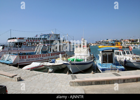 Einen Überblick über das Resort von Ayia Napa auf Zypern. Sie können einige Boote vertäut im Hafen sehen. Stockfoto