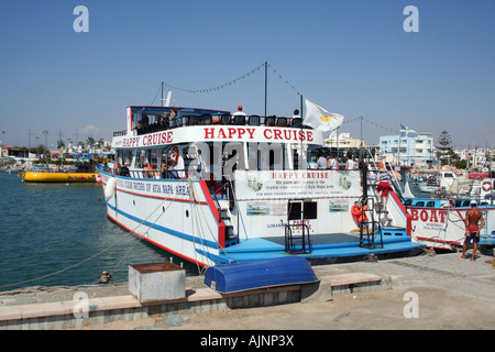 Ayia Napa Hafen im Ferienort auf der Insel Zypern. Sie können einige Kreuzfahrtschiffe für Touristen in den Hafen sehen. Stockfoto