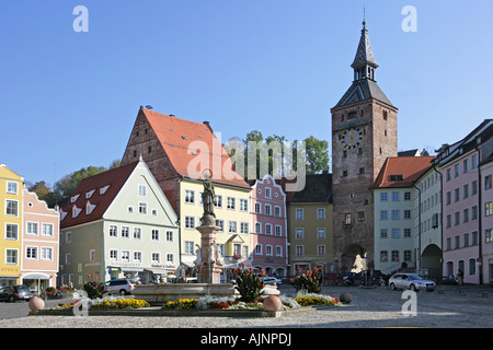 Schmalzturm Schmalz Turm Marienbrunnen Mary Brunnen und Stadthäuser in Hauptplatz Landsberg am Lech Bayern Deutschland Stockfoto