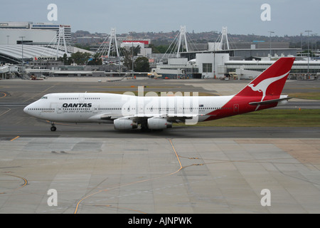 Qantas Boeing 747-400 Jumbo Jet Taxiing am Sydney Airport, Australien. Internationale Flugreisen und Langstreckenflüge. Stockfoto