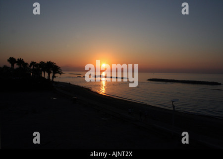 Sonnenuntergang über Strand und Meer im Ferienort Larnaca auf Zypern Stockfoto