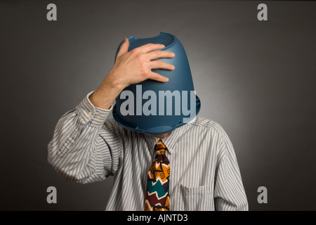 Mann mit einem Eimer auf dem Kopf Stockfoto