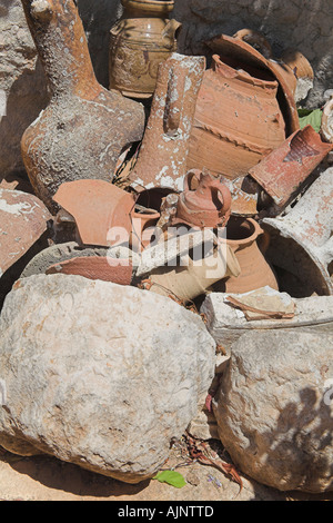 gebrochene Steingut Antike alte griechische und römische Keramik Seepocken ausgebaggert aus dem Meeresgrund von Fischern aus Griechenland und der Türkei Stockfoto