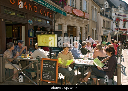 Cafe Menüs Alfresco Beaune Burgund Besucher an Menüs alfresco Sommer Menü im Le Grand Café de Lyon im Zentrum von Beaune, Côte d'Or, Frankreich. Stockfoto