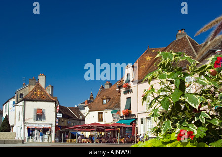 Jahrgang alte Nuits-St-Georges Altstadt mit Cafés, Restaurants und Geschäften, Burgund, Cote d'Or, Frankreich Stockfoto