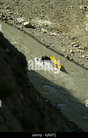 LKW-Accindent im Chandra River in Lahaul Tal des indischen Himalaya an gefährlichen Weg von Manali nach Leh, Ladakh, Indien. Stockfoto