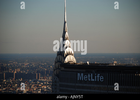 Close-up of The Chrysler Turm gesehen aus dem Felsen (Rockefeller Center), N.Y., USA Stockfoto