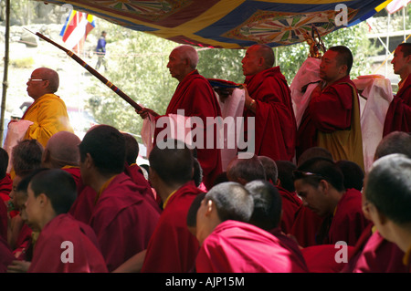 Sammeln von anbitten Priester und Beobachter im Phyang Kloster in Ladakh, Indien, Zeremonie Puja heiligen buddhistischen feiern im freien Stockfoto