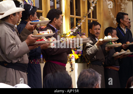 Sammeln von anbitten Priester und Beobachter im Phyang Kloster in Ladakh, Indien, Zeremonie Puja heiligen buddhistischen feiern im freien Stockfoto