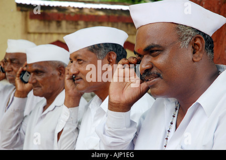 Eine Gruppe von Maharashtrian ländlichen Männer reden über Handy Stockfoto