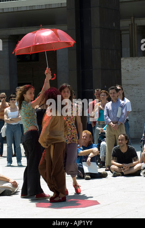 Akteure in einem zeitgenössischen Streetdance-Festival. Spektakel mit roten Regenschirm.  Plaza del Pilar, Zaragoza, Aragón, Spanien. Stockfoto