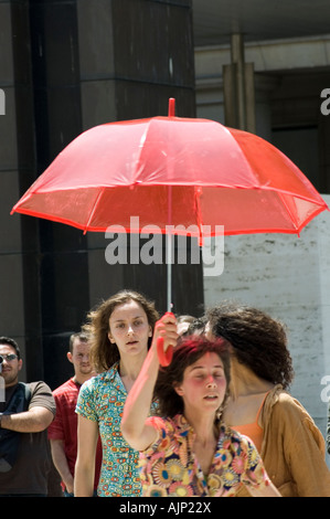 Akteure in einem zeitgenössischen Streetdance-Festival. Spektakel mit roten Regenschirm.  Plaza del Pilar, Zaragoza, Aragón, Spanien. Stockfoto